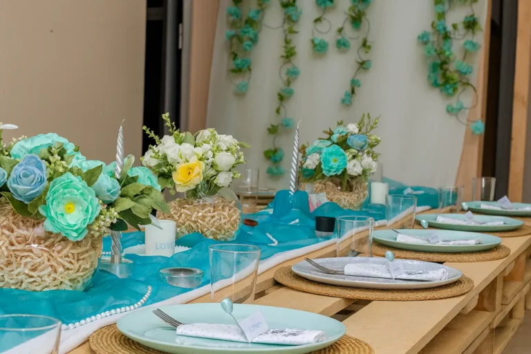 Table joliment décorée pour occasion spéciale